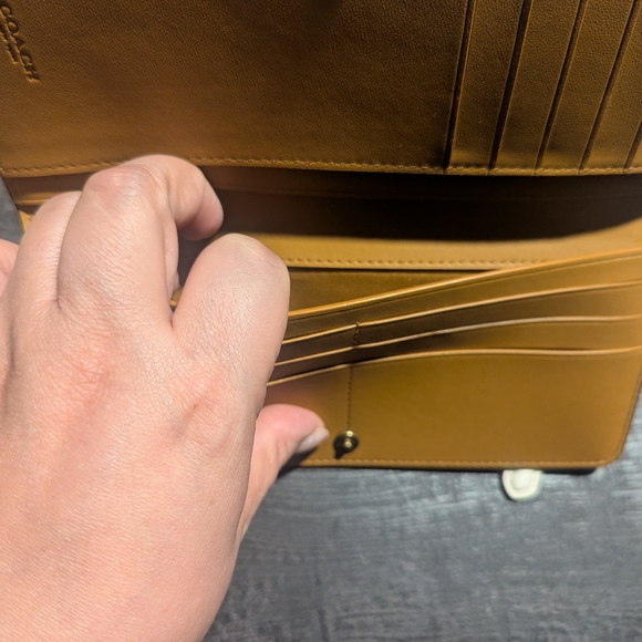 Coach Essential Slim white wallet with New York and Cherry Design - Picture 4 of 5